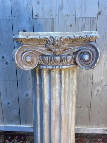 Sellette ou Colonne de présentation Corinthienne en plâtre
