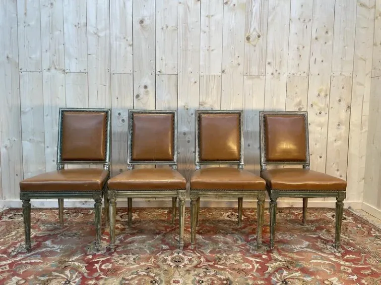 Suite de 4 chaises style Louis XVI