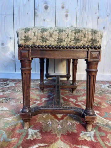 Repose pied en forme de banquette style Louis XVI