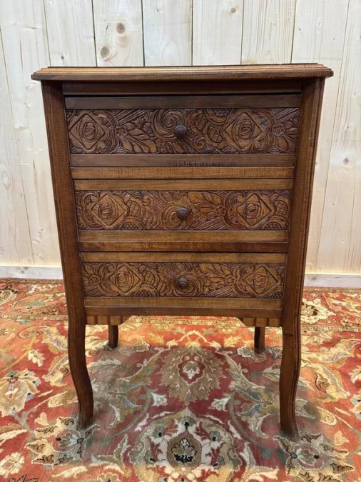 Commode chiffonnier en bois sculpté