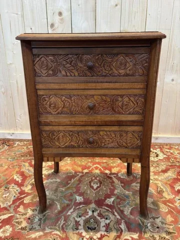 Commode chiffonnier en bois sculpté