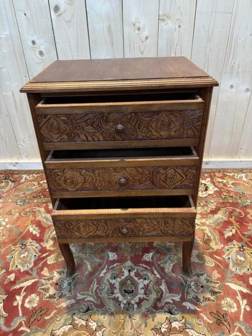 Commode chiffonnier en bois sculpté