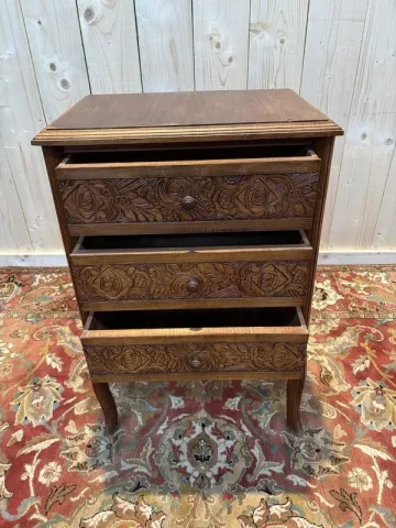 Commode chiffonnier en bois sculpté