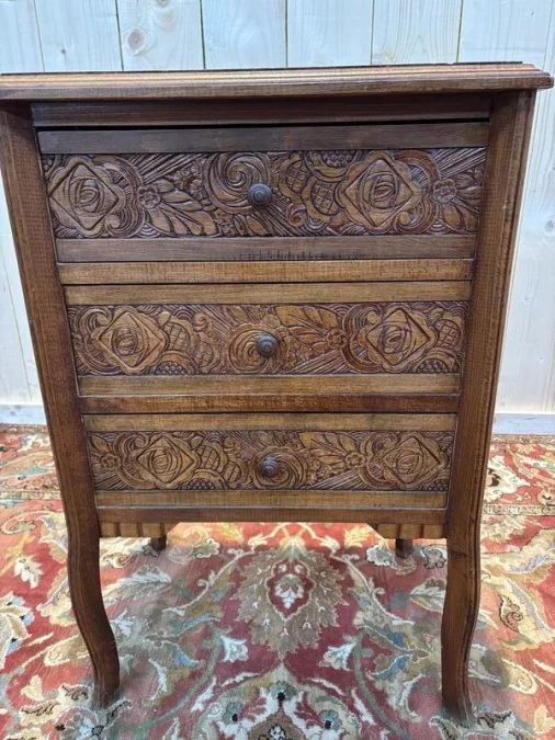 Commode chiffonnier en bois sculpté