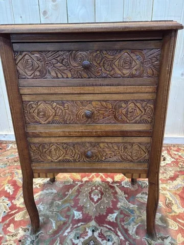 Commode chiffonnier en bois sculpté