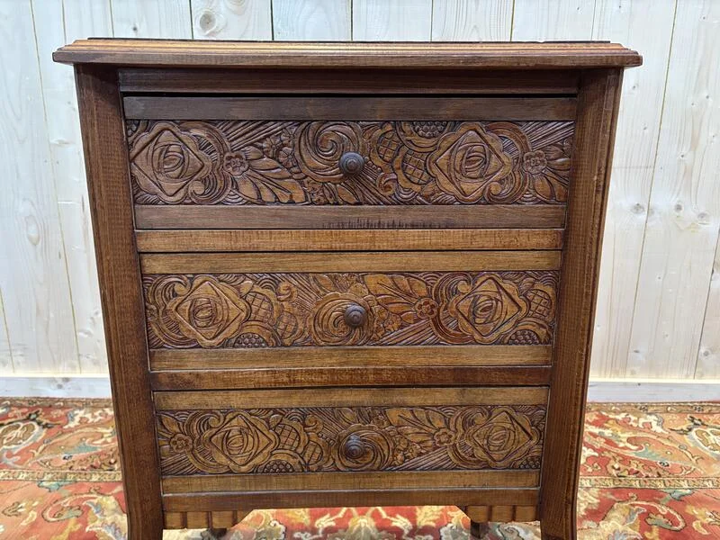 Commode chiffonnier en bois sculpté