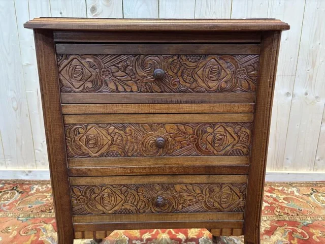 Commode chiffonnier en bois sculpté