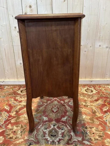 Commode chiffonnier en bois sculpté