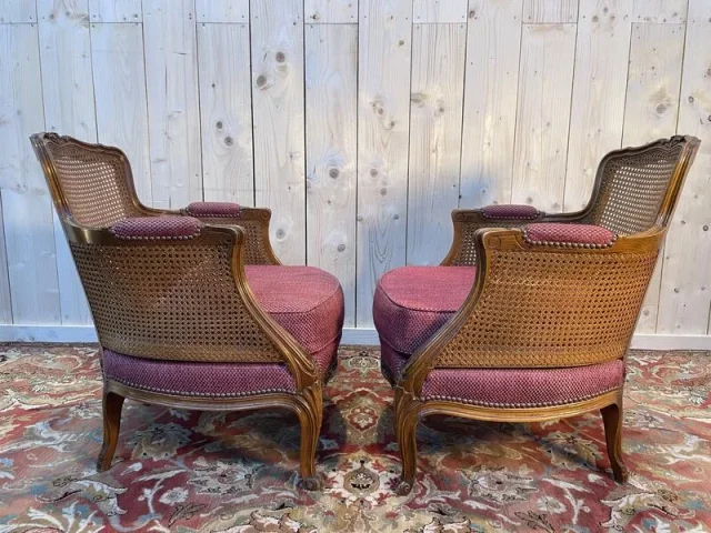 Paire de fauteuils - bergères de style Louis XV en cannage