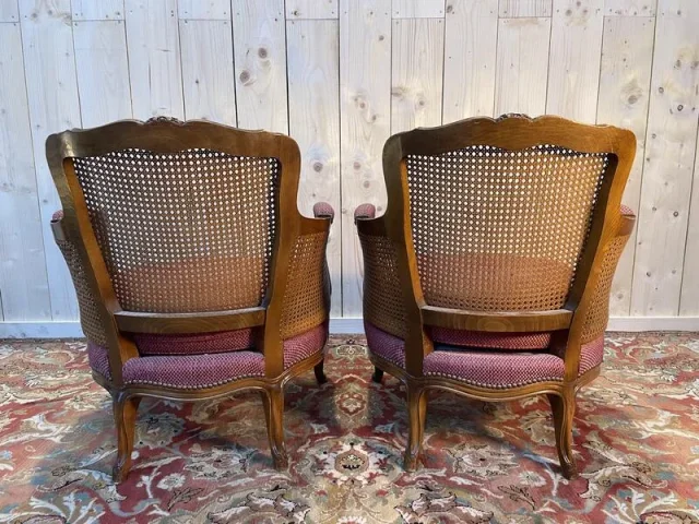 Paire de fauteuils - bergères de style Louis XV en cannage