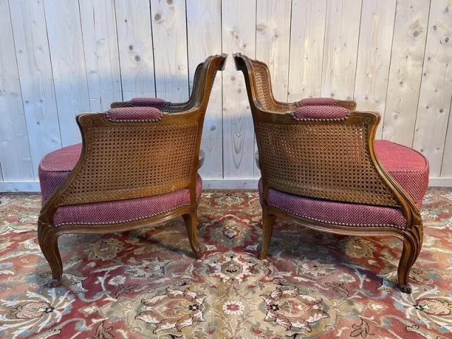 Paire de fauteuils - bergères de style Louis XV en cannage