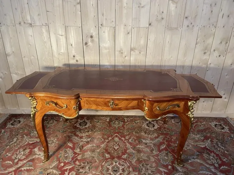 Bureau plat de milieu de style Louis XV