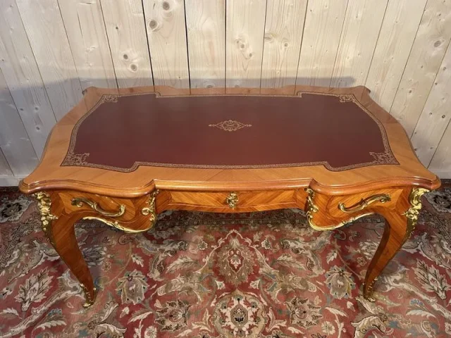 Bureau plat de milieu de style Louis XV