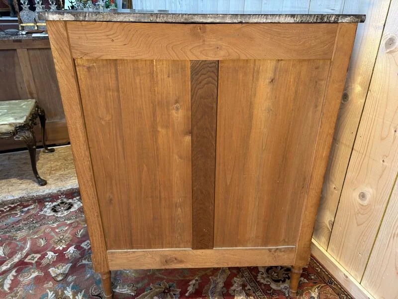 Meuble à hauteur d’appui de style Louis XVI
