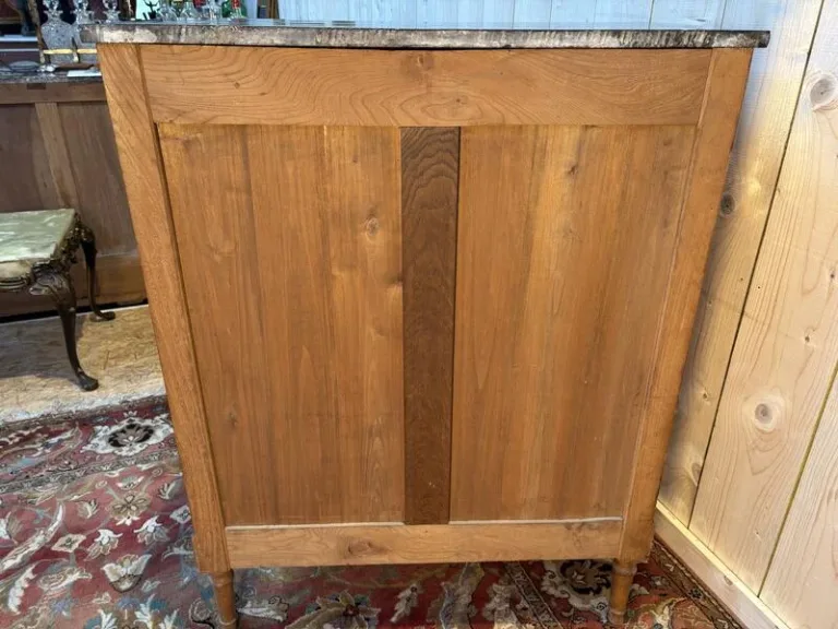 Meuble à hauteur d’appui de style Louis XVI