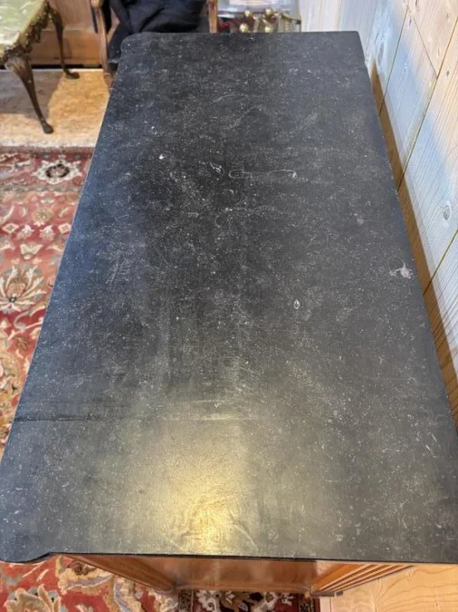 Meuble à hauteur d’appui de style Louis XVI