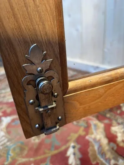 Meuble à hauteur d’appui de style Louis XVI