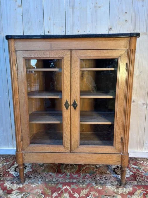 Meuble à hauteur d’appui de style Louis XVI