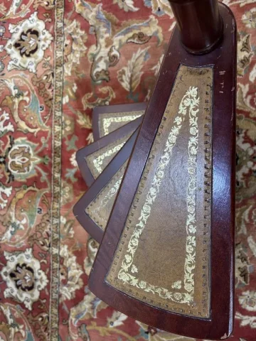 Escalier de bibliothèque avec cuir vert tilleul