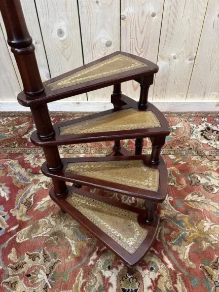 Escalier de bibliothèque avec cuir vert tilleul
