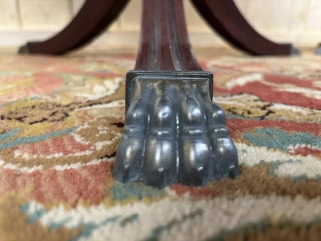 Table anglaise pieds griffes