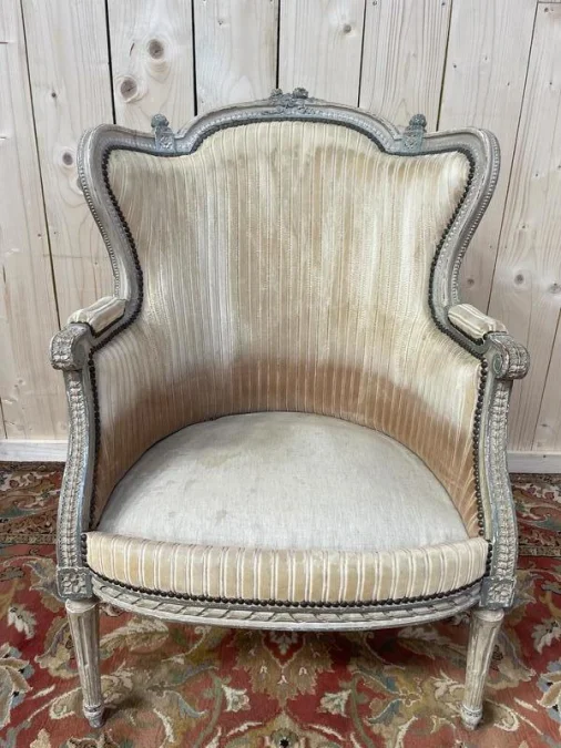 Fauteuil - Bergère de style Louis XVI réchampie velours beige