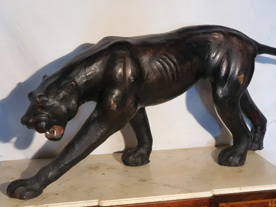 Panthère sculpture cuir noir
