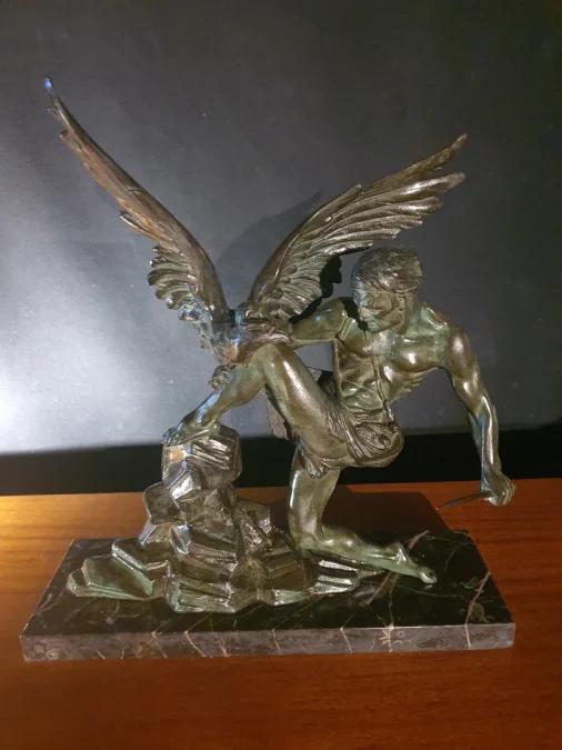 Sculpture art déco, goût Chiparus,homme et aigle.