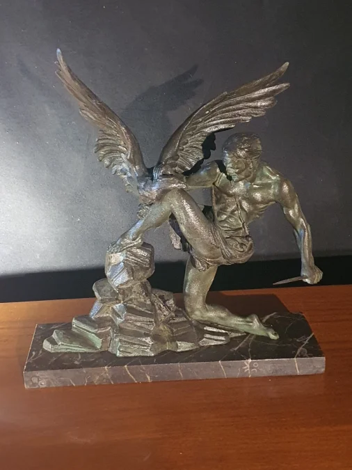 Sculpture art déco, goût Chiparus,homme et aigle.