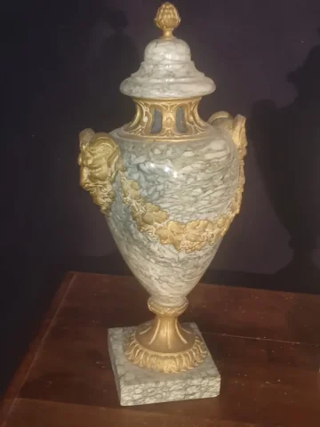Paire de cassolettes marbre et bronzes dorés.