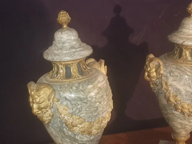 Paire de cassolettes marbre et bronzes dorés.
