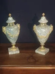 Paire de cassolettes marbre et bronzes dorés.