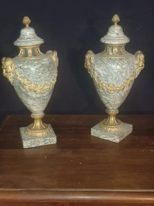 Paire de cassolettes marbre et bronzes dorés.