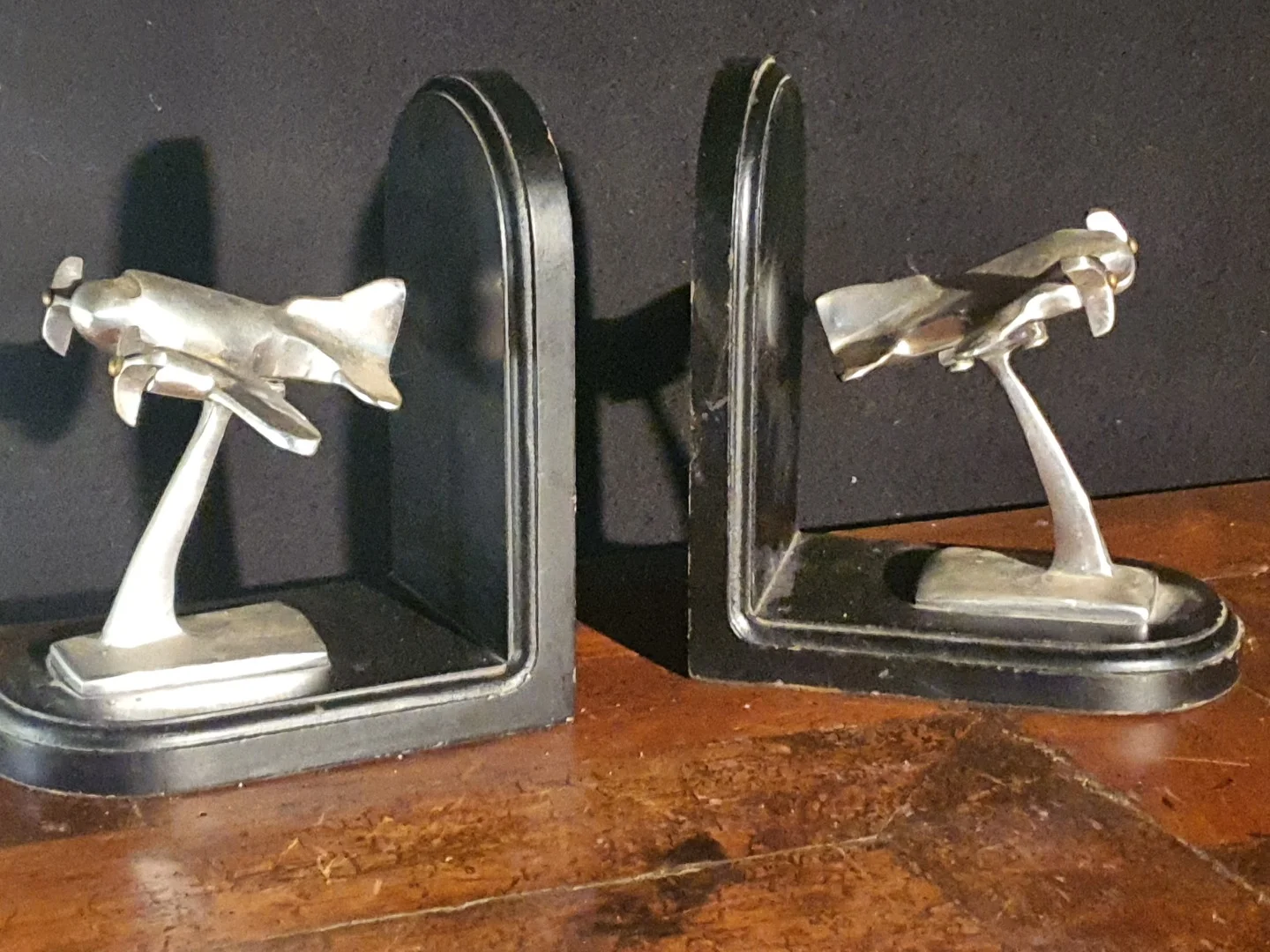 Sculptures aux avions art déco, serre livres