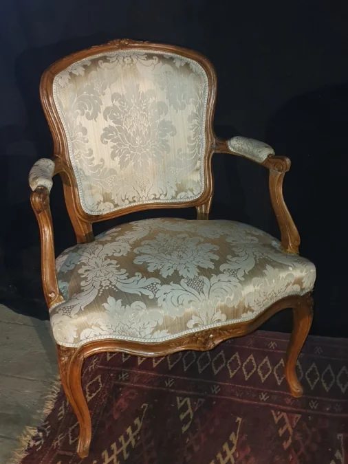 Quatre fauteuils Louis XV estampillés Levesque .
