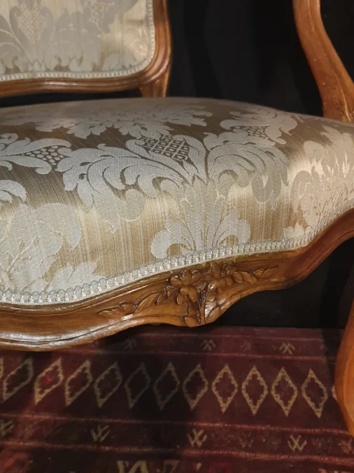 Quatre fauteuils Louis XV estampillés Levesque .