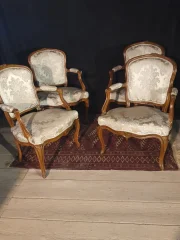 Quatre fauteuils Louis XV estampillés Levesque .