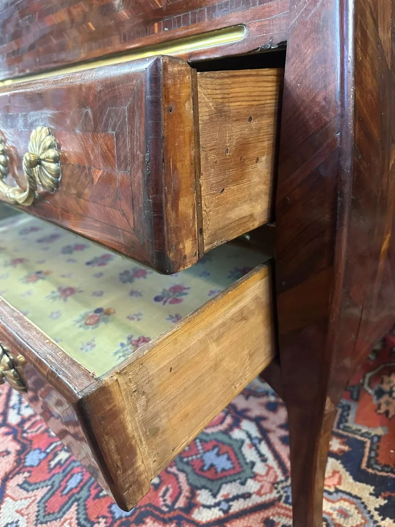 Schreibtisch mit Schrägplatte aus der französischen Regentschaftsperiode