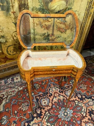 TABLE ROGNON FORMANT VITRINE