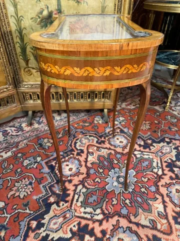 TABLE ROGNON FORMANT VITRINE