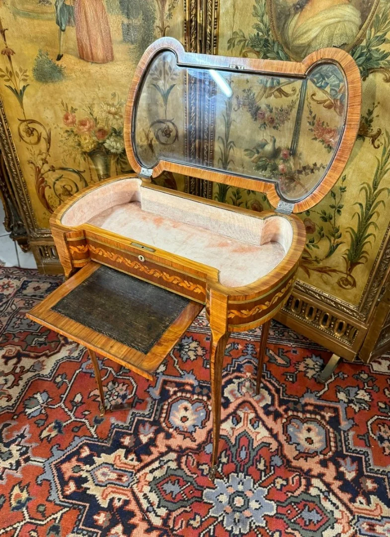 TABLE ROGNON FORMANT VITRINE