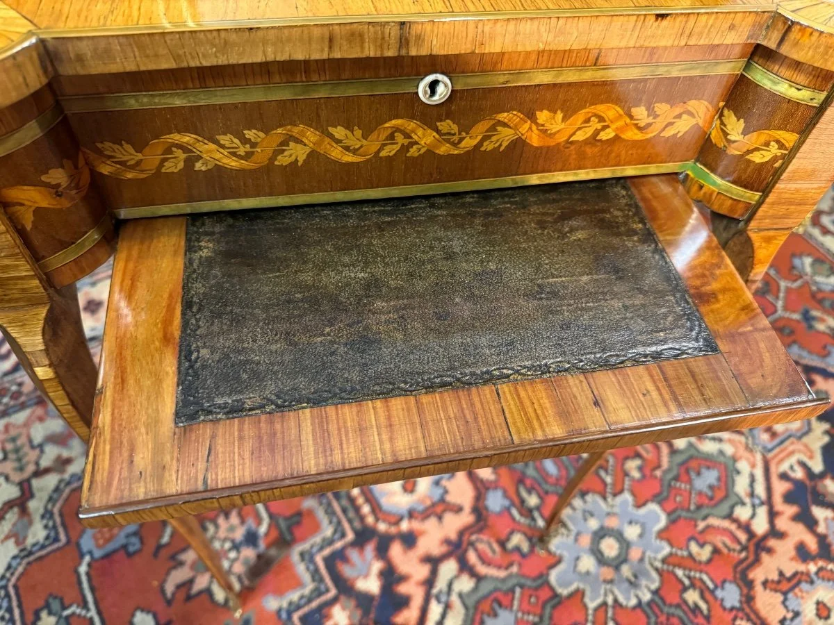 KIDNEY SHAPED DISPLAY TABLE