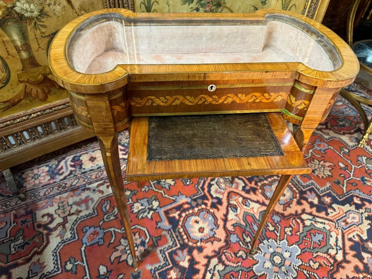 TABLE ROGNON FORMANT VITRINE