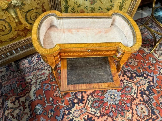 TABLE ROGNON FORMANT VITRINE