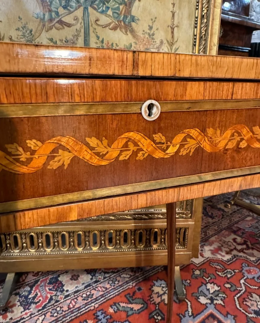 TABLE ROGNON FORMANT VITRINE