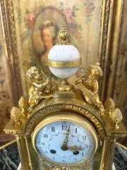 MANTELGARNITUR IM LOUIS XVI-STIL