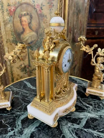 GARNITURE DE CHEMINEE DE STYLE LOUIS XVI NAPOLEON III