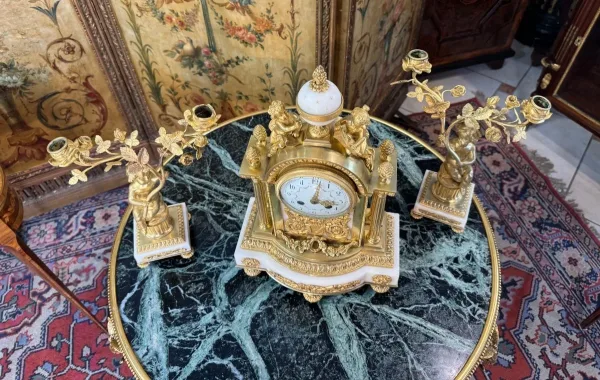 GARNITURE DE CHEMINEE DE STYLE LOUIS XVI NAPOLEON III