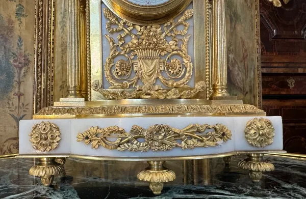 GARNITURE DE CHEMINEE DE STYLE LOUIS XVI NAPOLEON III