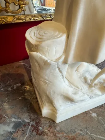 statue en albâtre une paysanne